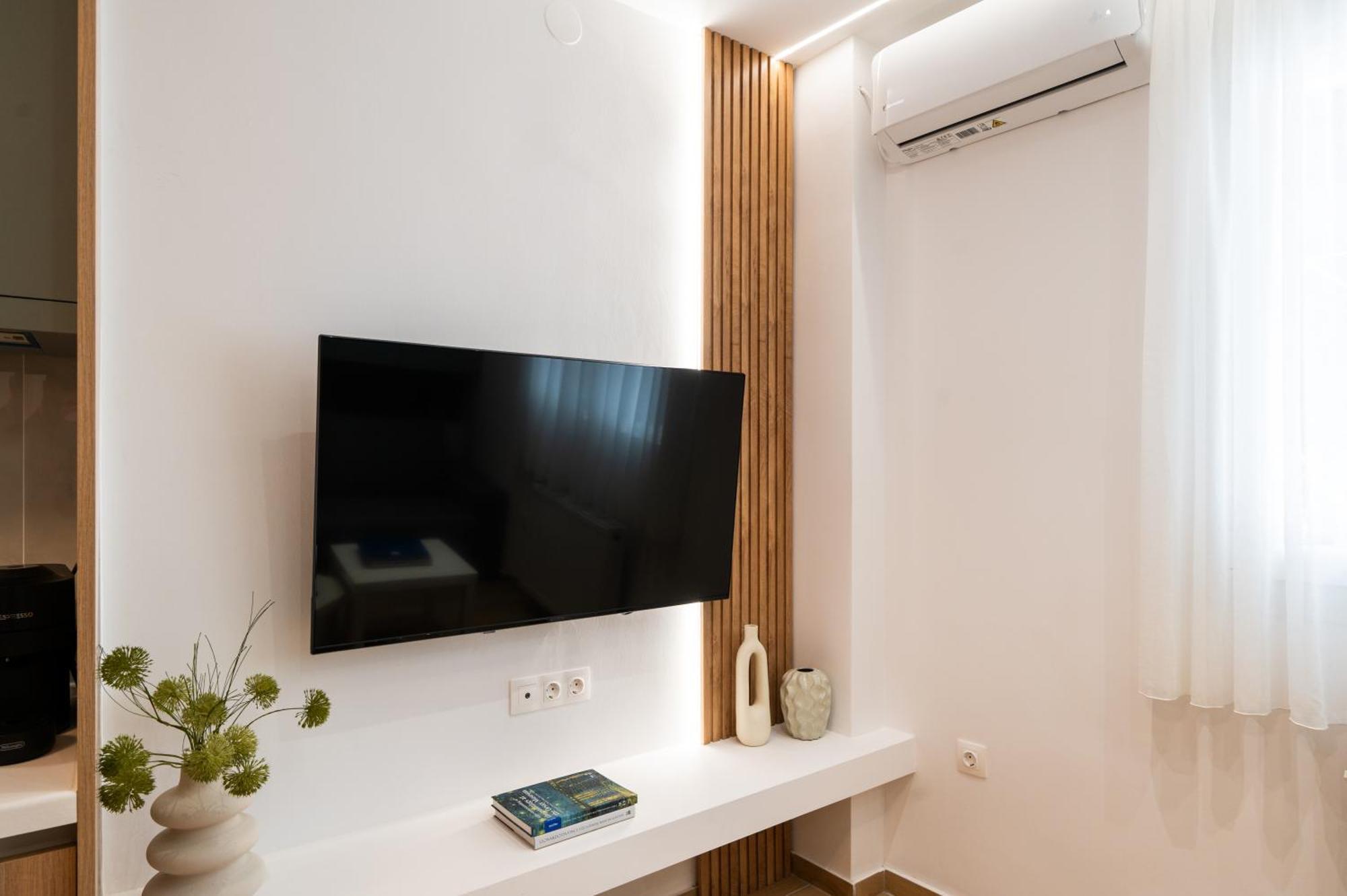 Honey Oak & Cream Patio By Nest Apartment Thessaloniki Exterior photo