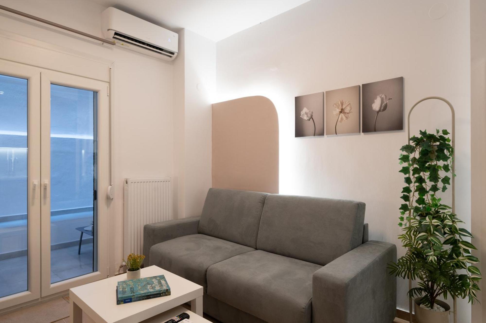 Honey Oak & Cream Patio By Nest Apartment Thessaloniki Room photo